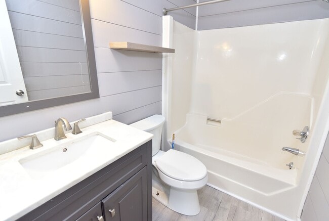 Building Photo - 505 E Birchwood Dr