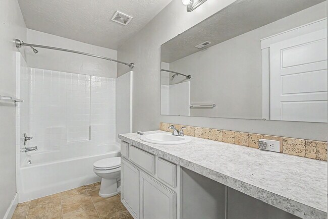 Building Photo - 5140 N Elmstone Ave