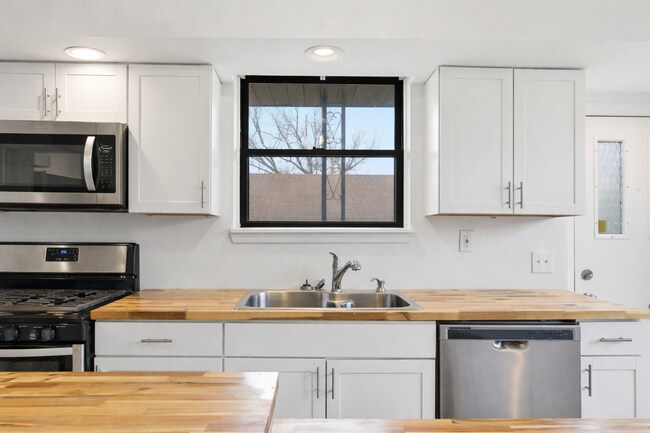 Building Photo - Beautiful, Newly Updated 3 Bedroom/1.5 Bath on quiet street near Pittsburgh's North side. AVAILAB...