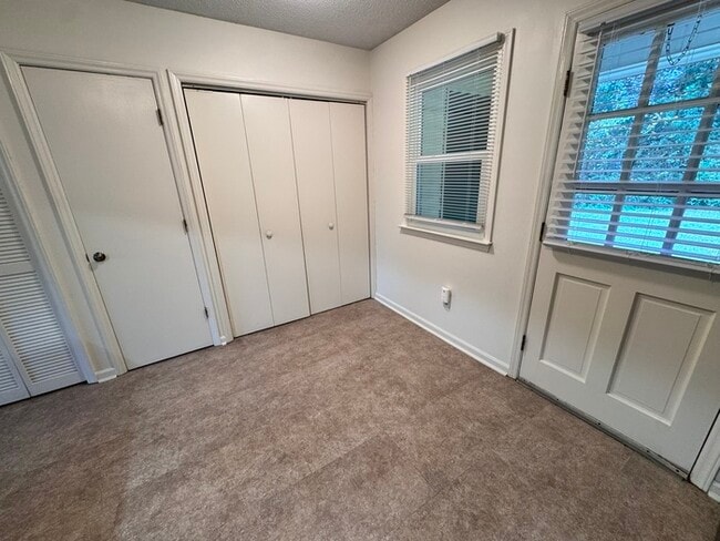 Building Photo - Adorable 2 bed 1 bath townhome! Short Dist...