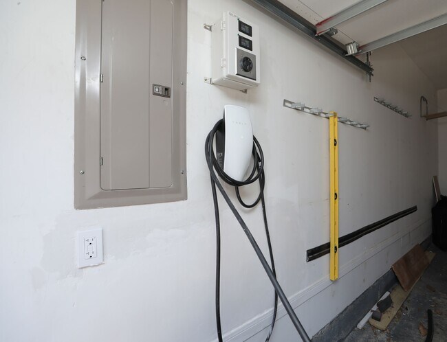 Building Photo - 722 Crossroads Dr