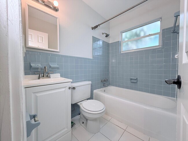 Building Photo - 809 2nd St