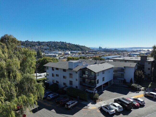 Building Photo - 2562 Thorndyke Ave W