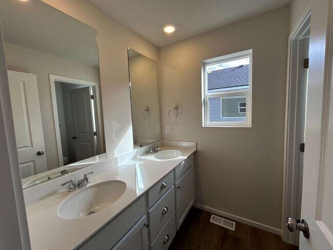 Building Photo - 294 E Viceroy Ave