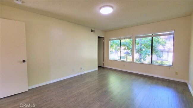 Building Photo - 719 Briarwood Ln