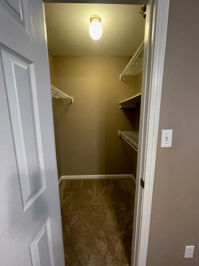 Building Photo - Knoxville 37932 - 4 bedroom, 2 bath home, ...