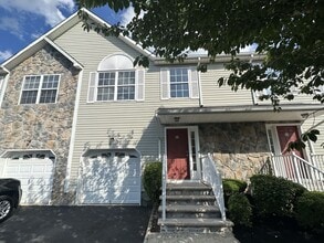 Building Photo - 3 bedrooms, 2.5 bathrooms