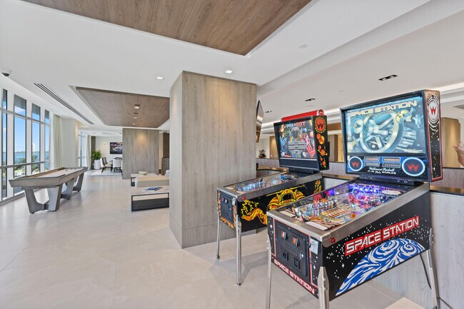 Building Photo - 220 Lake Shore Dr