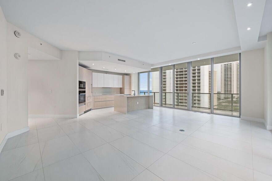 Building Photo - 3100 N Ocean Dr
