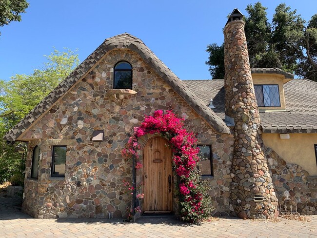 Building Photo - 2 Bedroom Country Home in Hollister
