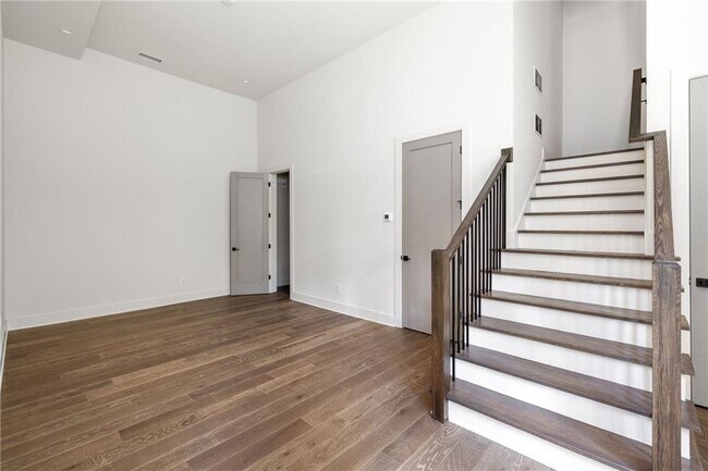 Building Photo - 10900 Serenbe Ln