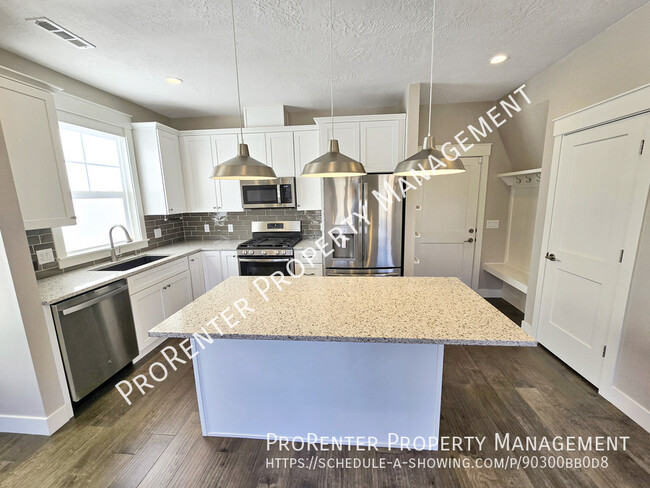 Building Photo - Modern 3 Bed, 2.5 Bath Sandy Townhome