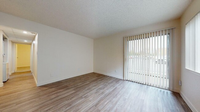 Living Area - Cambridge House Apartments