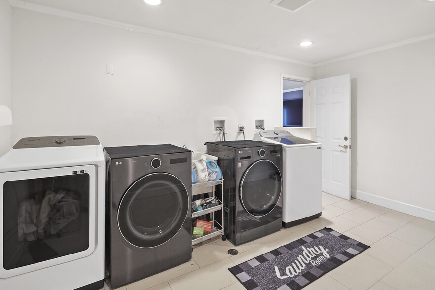 double laundry hook ups - 3511 Berry Dr