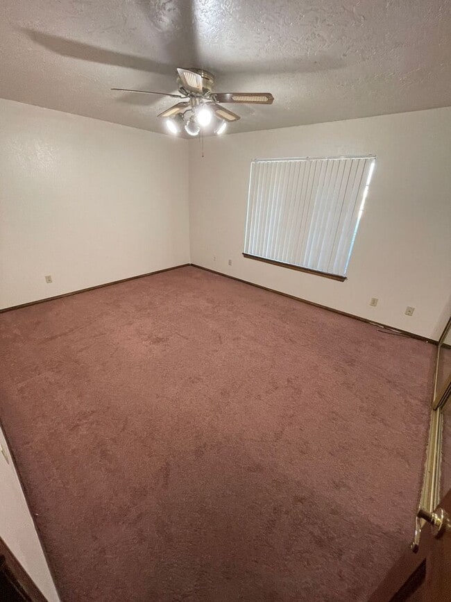 Building Photo - 4 BEDROOM APPLE VALLEY HOME