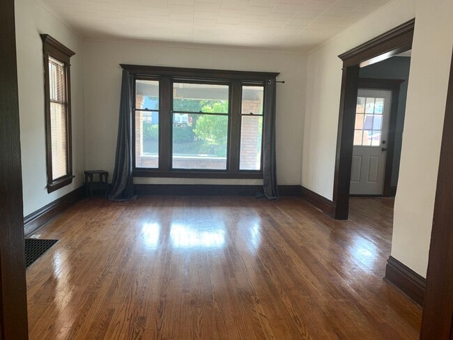 Building Photo - Large 4 Bedroom home!