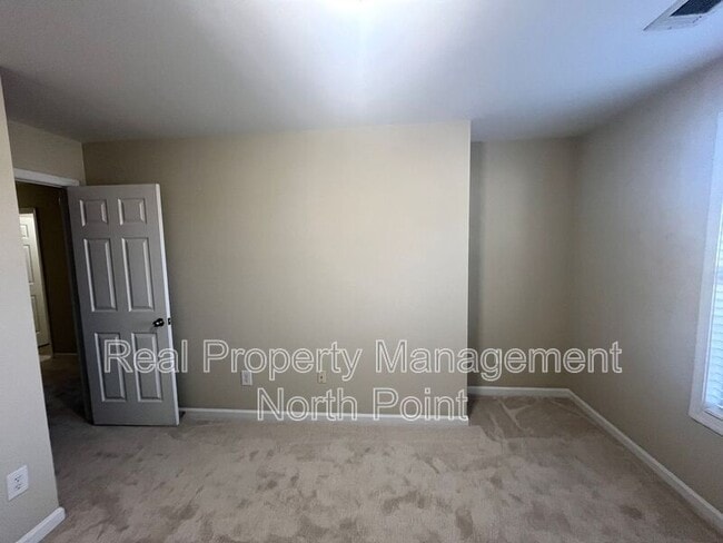Building Photo - 2031 Lakeshore Overlook Dr