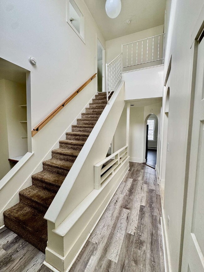 Building Photo - Bright Three Bedroom Apartment with Architectural Charm!