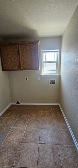 Building Photo - 2415 Merle Dr