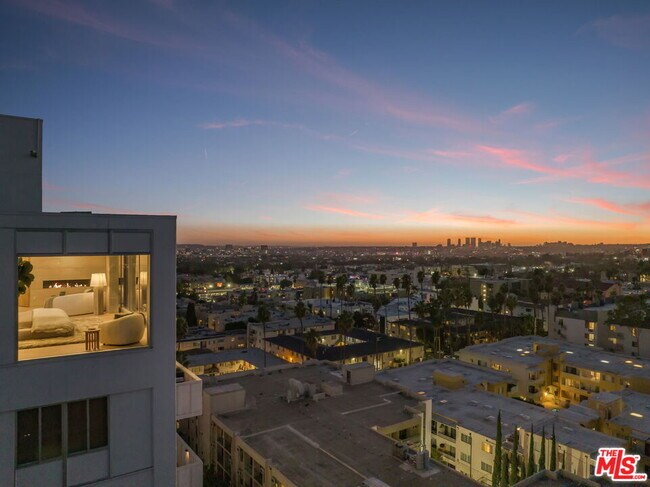 Building Photo - 7135 Hollywood Blvd