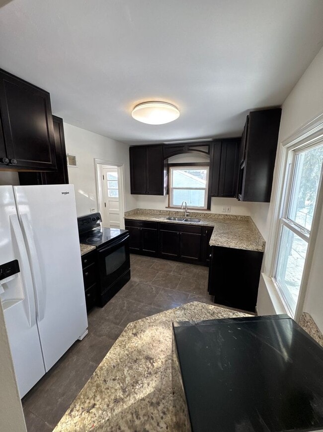 Building Photo - Single Family Home - GREAT Location - High End Finishes