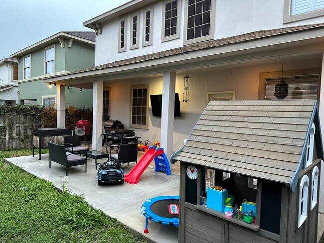 Building Photo - 9813 Sandhill Dr