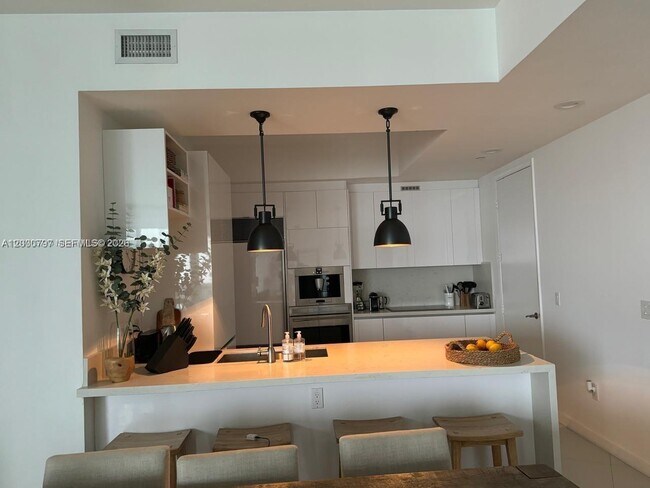 Building Photo - 15811 Collins Ave