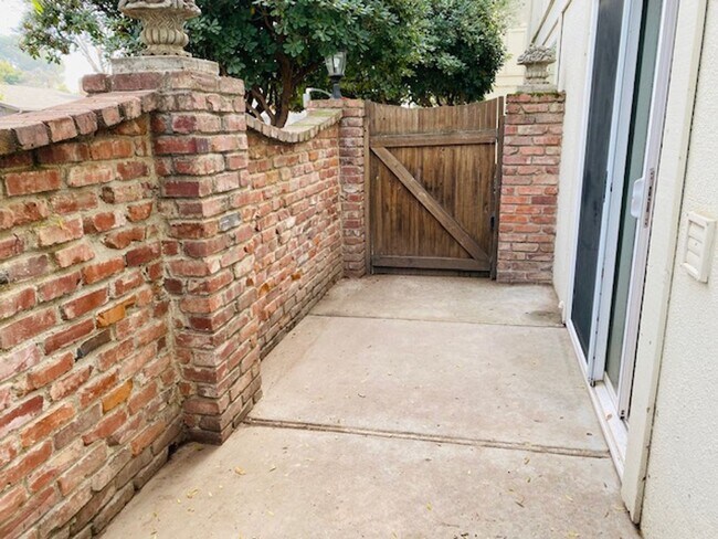 Building Photo - $1,550 Palm & Shaw, 2 Bedroom Condo - N Wi...