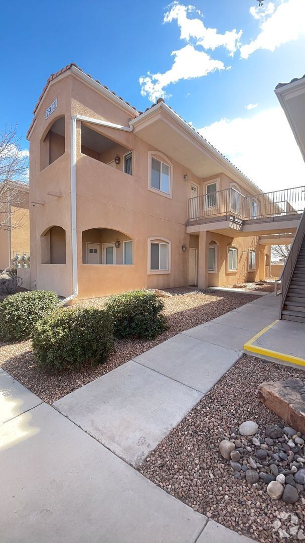 Building Photo - AVAILABLE NOW - 1 Bedroom 1 Bath Aprox 110...