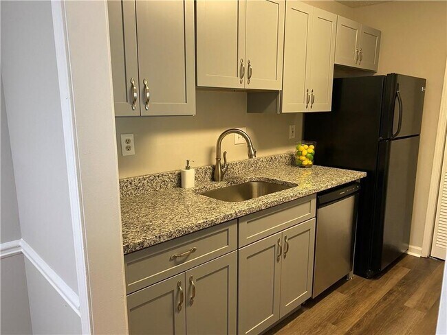 Building Photo - 1607 Augusta Dr