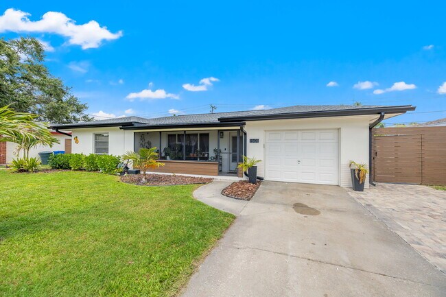 Building Photo - 1501 San Helen Dr