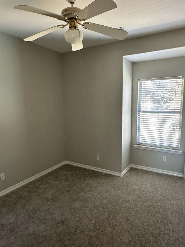 Building Photo - 511 Lone Oak Ct