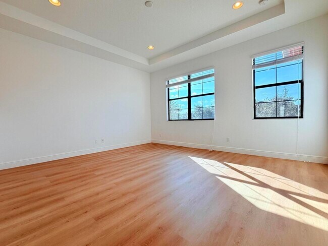 Building Photo - 2074 Dickens Terrace