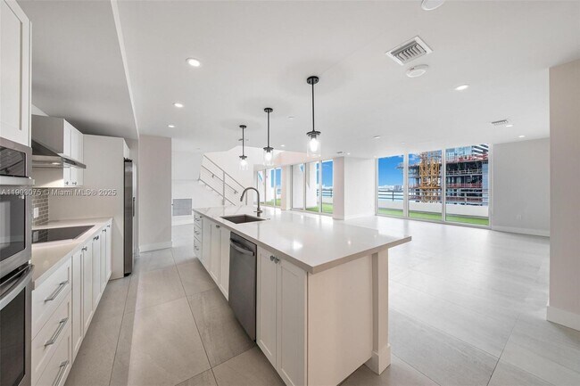 Building Photo - 555 NE 34th St