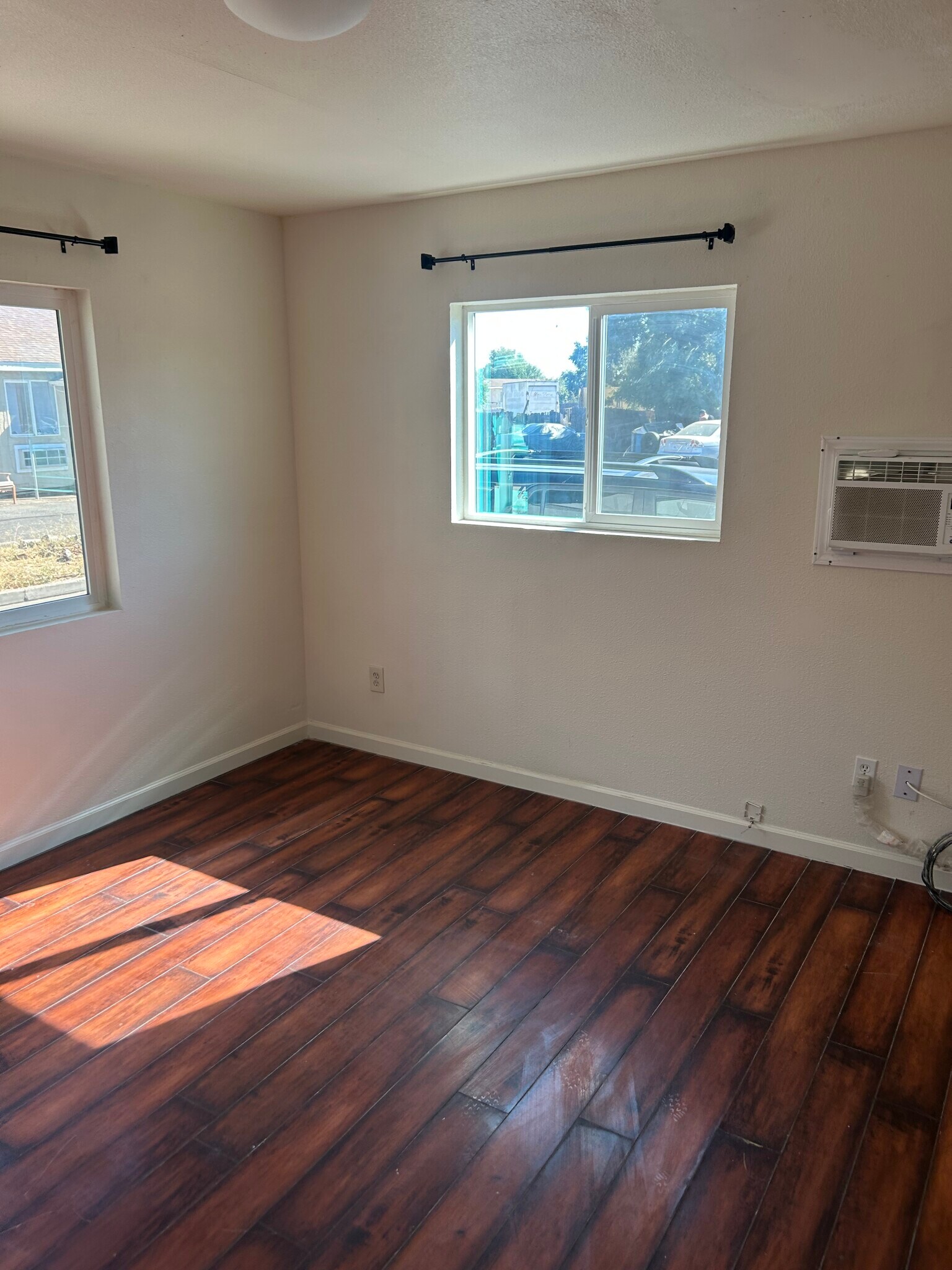 Building Photo - 5722 Lindhurst Ave