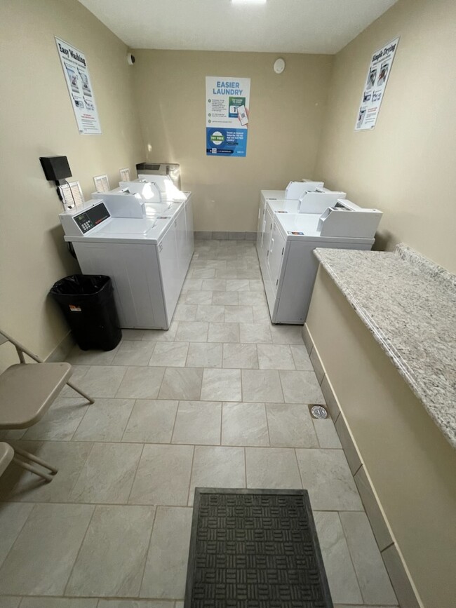 24/7 Private Laundry Center - 703 E Oak St