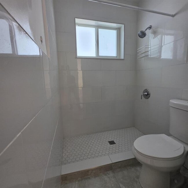 Building Photo - 181 NE 168th St