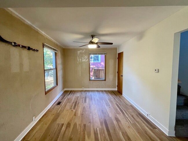 Building Photo - 2+ Bed / 1 Bath Charming House (with basement) in Sellwood