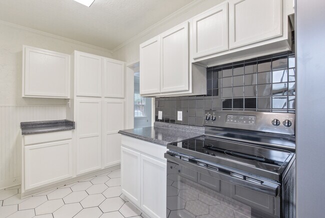 Building Photo - 1304 S Oswego Ave