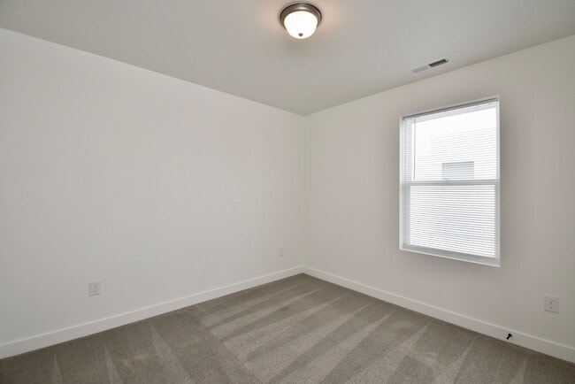 Building Photo - 3 Bed 2.5 Bath Townhome with Awesome View in Daybreak!