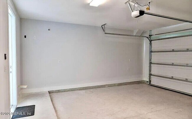 Building Photo - 514 2nd St S
