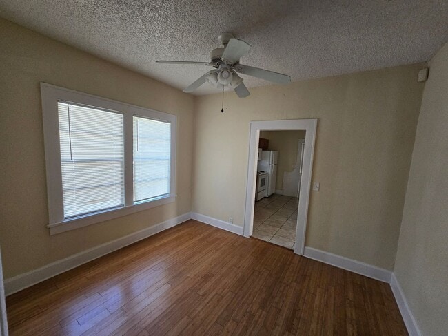 Building Photo - Nice 2 Bedroom & Large extra room that you...
