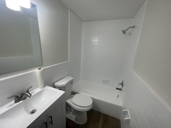 Building Photo - "Spacious 5-Bedroom Gem with 2 Full Baths on Logan Street - Your Harrisburg Haven Awaits!"