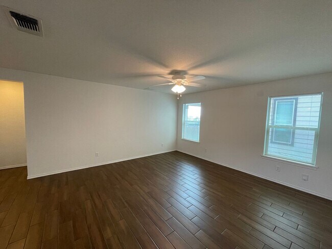 Building Photo - Beautiful 3 bedroom/2 bath in Legend Point!