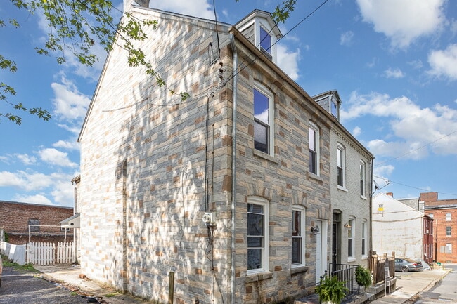 Building Photo - "Charming 3-Bed Townhouse Retreat in the Heart of Lancaster – Spacious 1728 Sq Ft Living!"