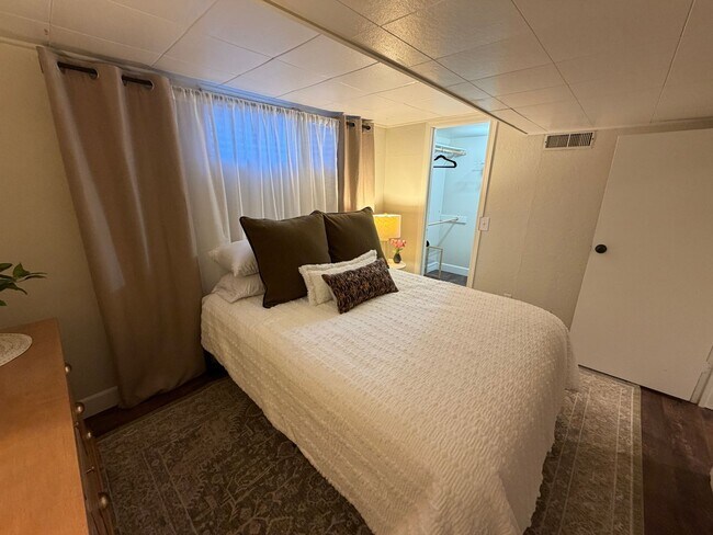 Building Photo - Newly remodeled and furnished 1 bedroom