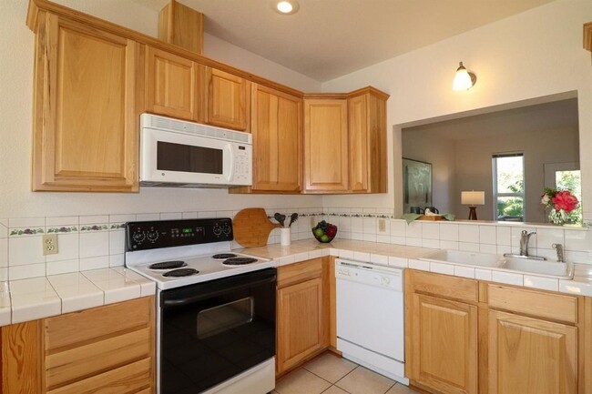 Building Photo - Bright and charming two bedroom townhome i...