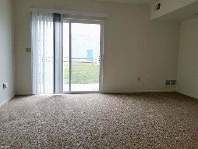 Building Photo - 2 br, 1 bath Townhome - 700 Hemlock Square