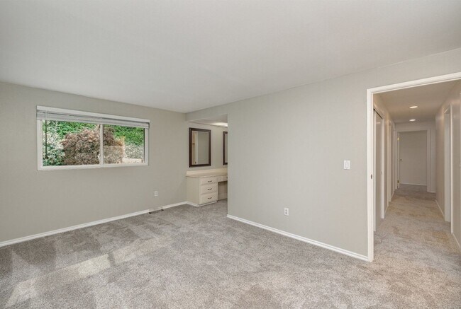Building Photo - 4Bd/2.5Ba Bellevue Home
