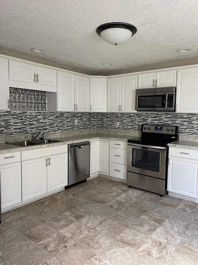 Building Photo - Centrally located 3/2 house
